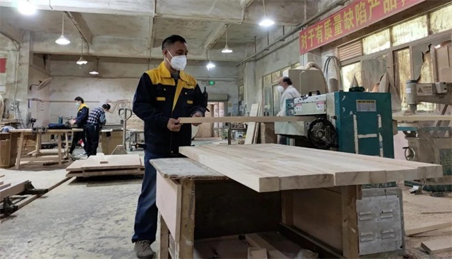 海德利總經理谷先生每天親臨一線,親自操作機器參與生產