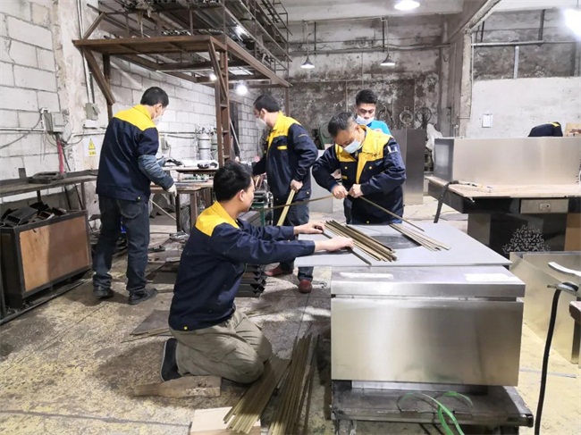 總經理到五金車間檢測不銹鋼材料是否達標