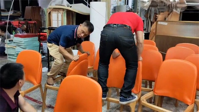 總經理跳上椅子框架,親自示范如何檢測質量